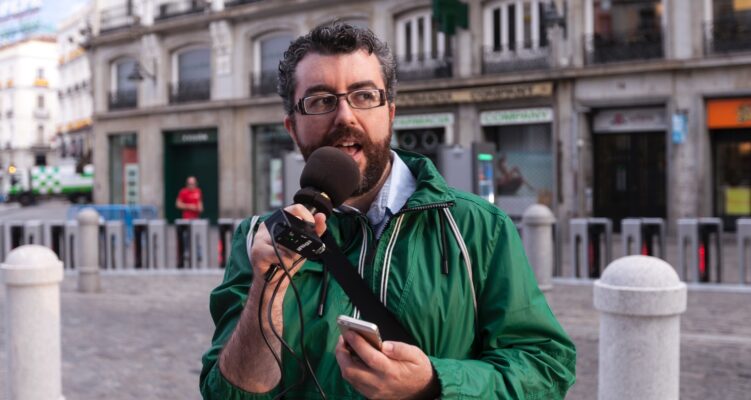 Micrófono en mano en la Puerta del Sol, durante la inauguración de la Apple Store en junio de 2014